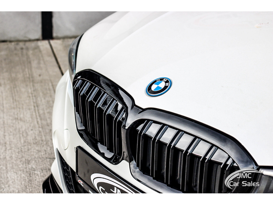 2021 BMW 3 Series - image 3