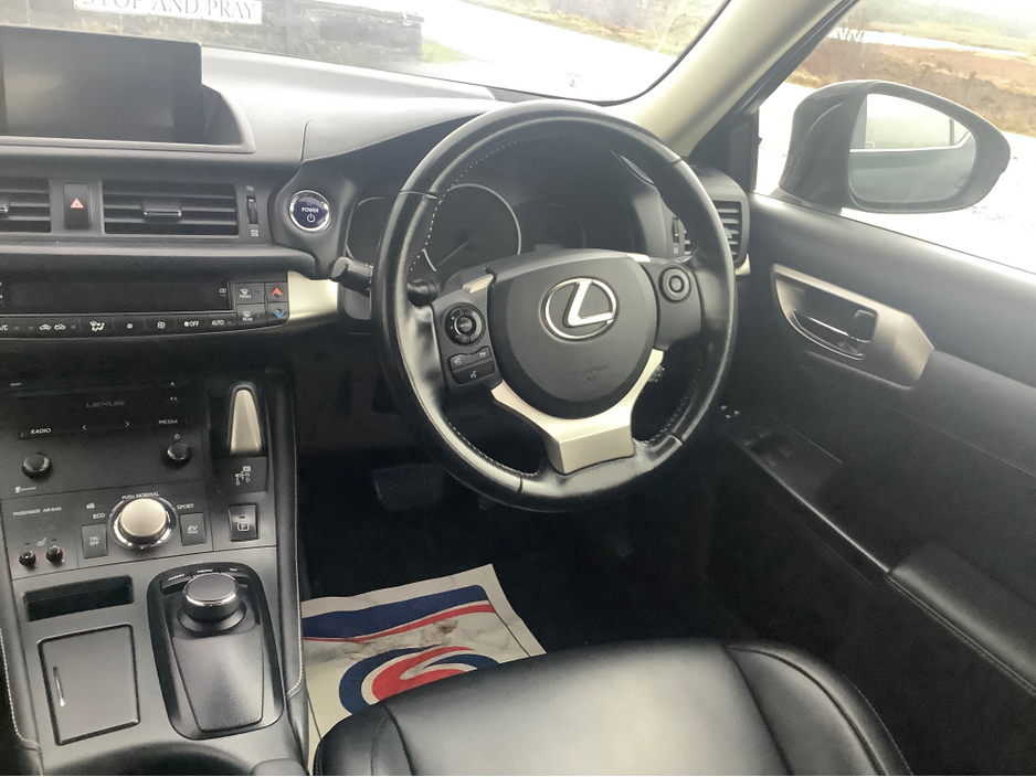 2017 Lexus CT 200 h - image 13