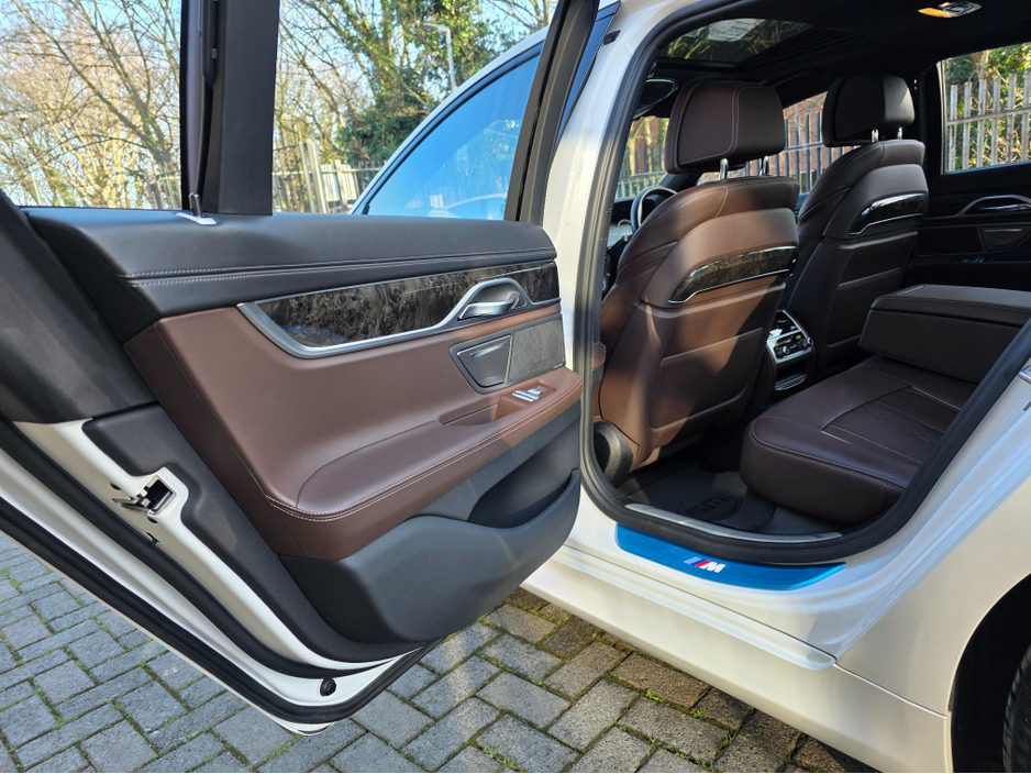 2017 BMW 7 Series - image 35