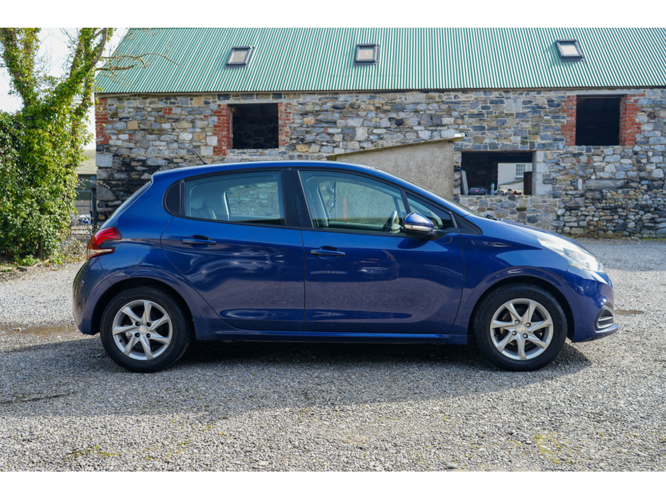 2015 Peugeot 208 - image 13