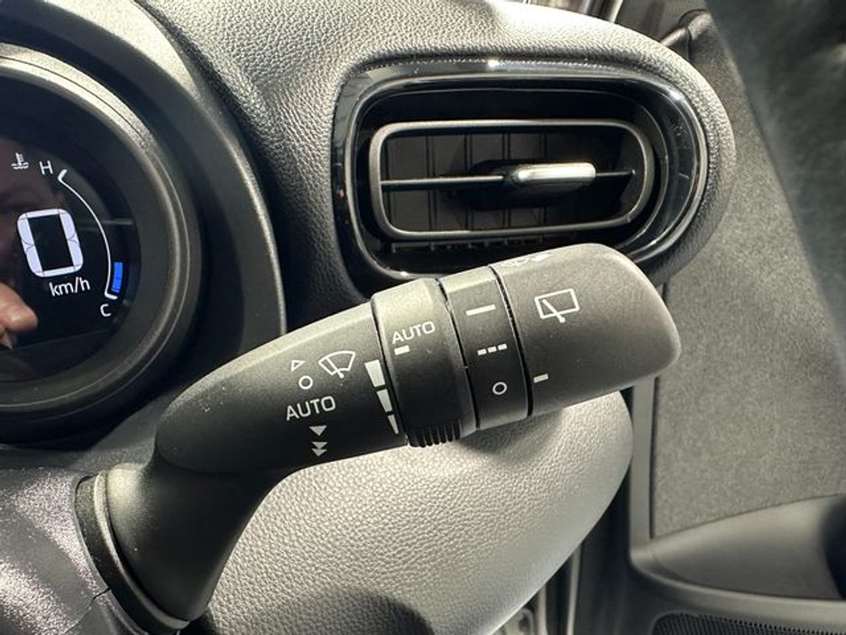 2021 Toyota Yaris - image 19