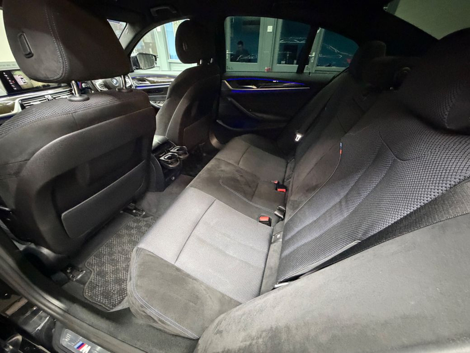 2017 BMW 5 Series - image 27