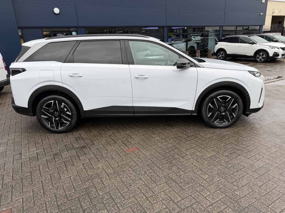 2025 Peugeot 5008 - image 3