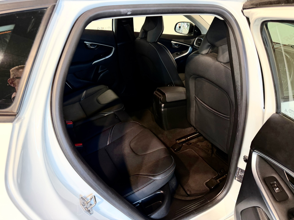 2018 Volvo V40 - image 10