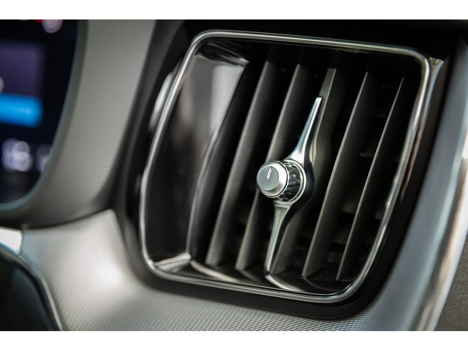 2022 Volvo XC60 T6 CORE BRIGHT SUNROOF 350BHP AWD €42,899