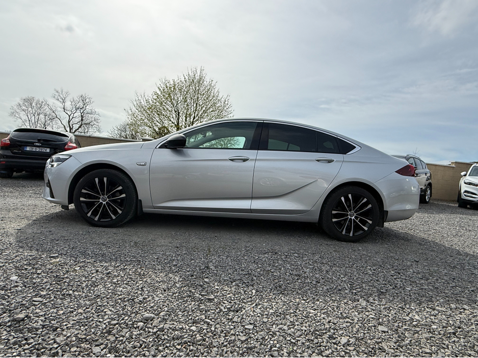 2022 Opel Insignia - image 6