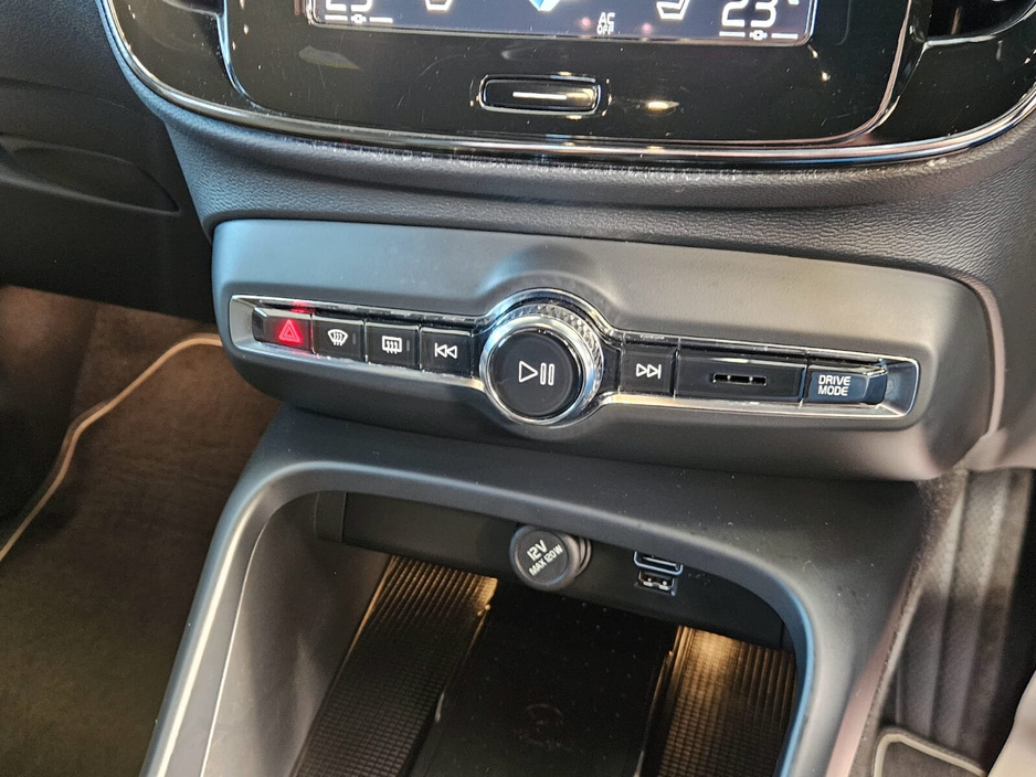 2023 Volvo XC40 - image 15