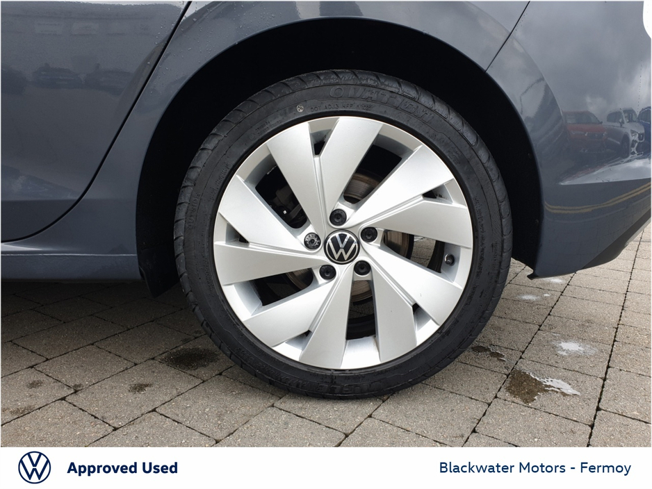 2021 Volkswagen Golf - image 9