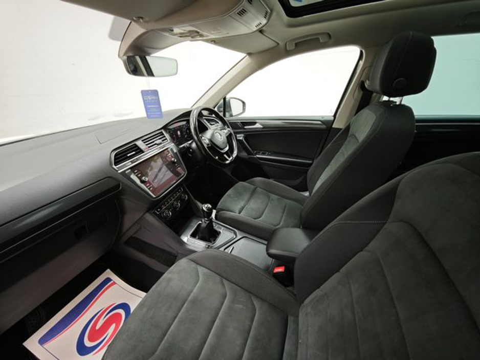 2017 Volkswagen Tiguan - image 24