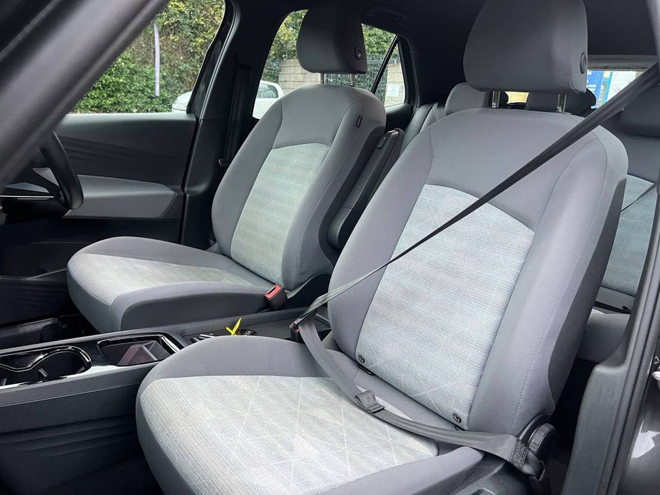 2023 Volkswagen ID.3 LIFE 58KWH // APPLE CARPLAY/ANDROID AUTO // PARKING SENSORS // DUAL ZONE CLIMATE CONTROL €20,950