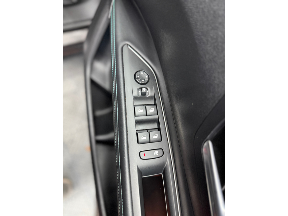 2022 Peugeot 5008 - image 23