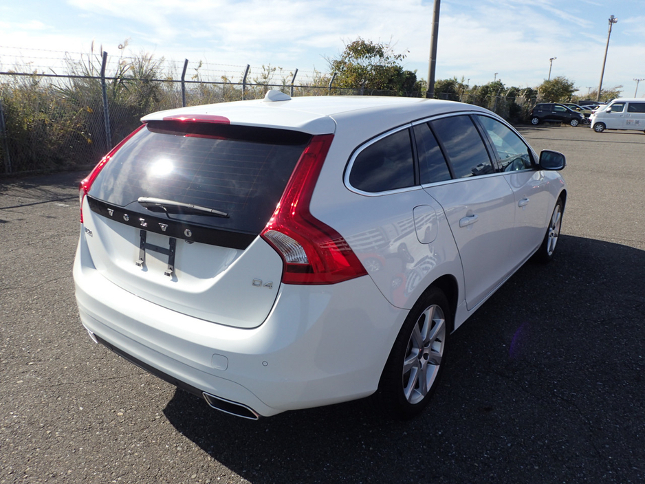 2018 Volvo V60 2.0 D4 SE LUXURY PLUS DIESEL AUTOMATIC // MASSIVE SPEC //  FULL HEATED LEATHER // REVERSING CAMERA // CRUISE CONTROL // LANE ASSIST // COLLISION WARNING SYSTEM // UPGRADED SPORT ALLOYS €18,950