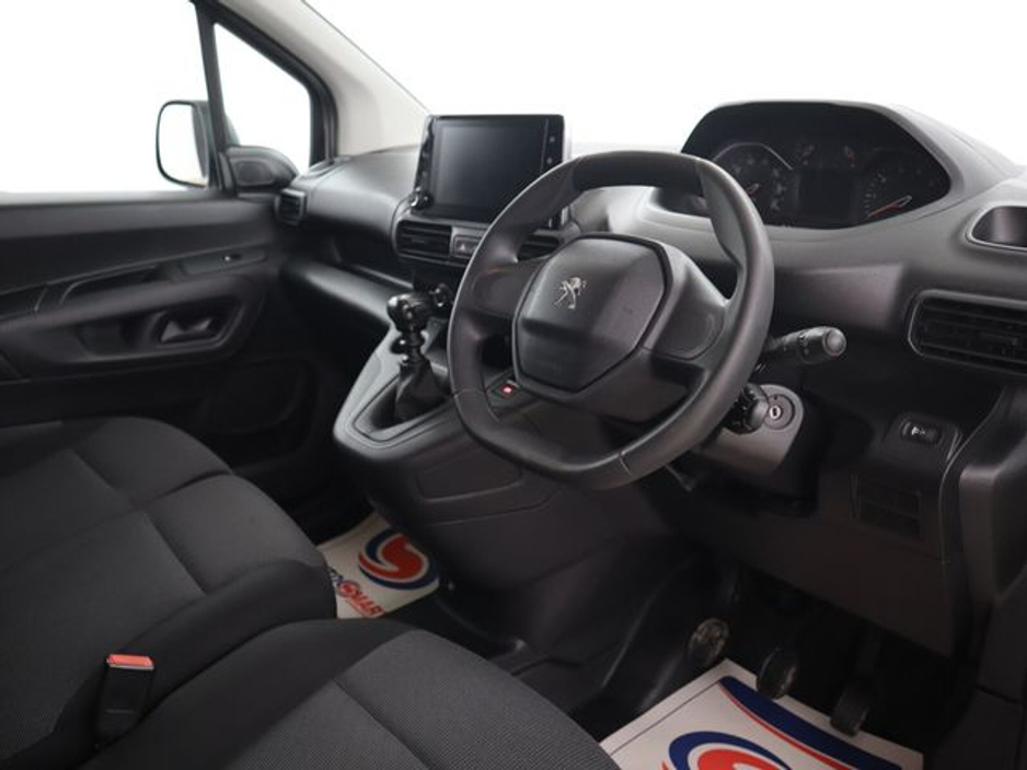 2023 Peugeot Partner - image 9