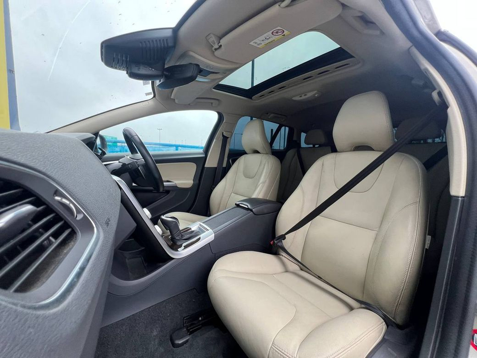 2017 Volvo V60 - image 2