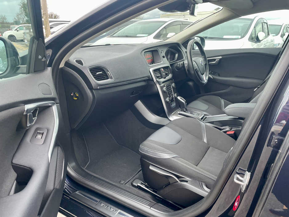 2015 Volvo V40 - image 19