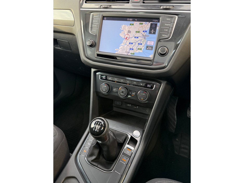 2017 Volkswagen Tiguan - image 14