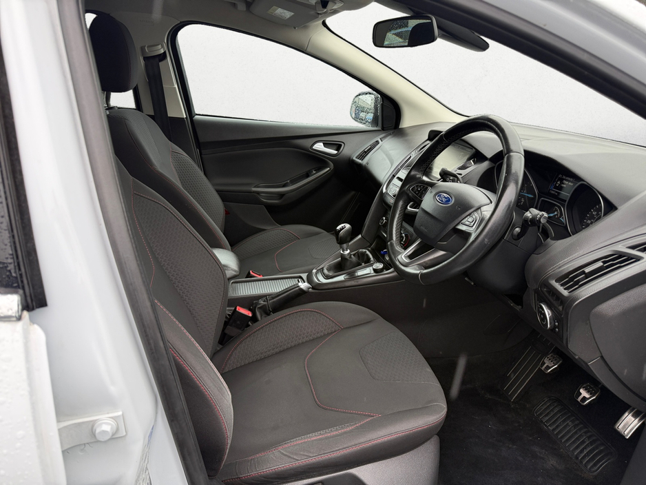 2016 Ford Focus - image 5