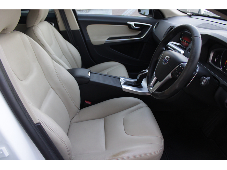 2016 Volvo V60 CROSS COUNTRY - image 11