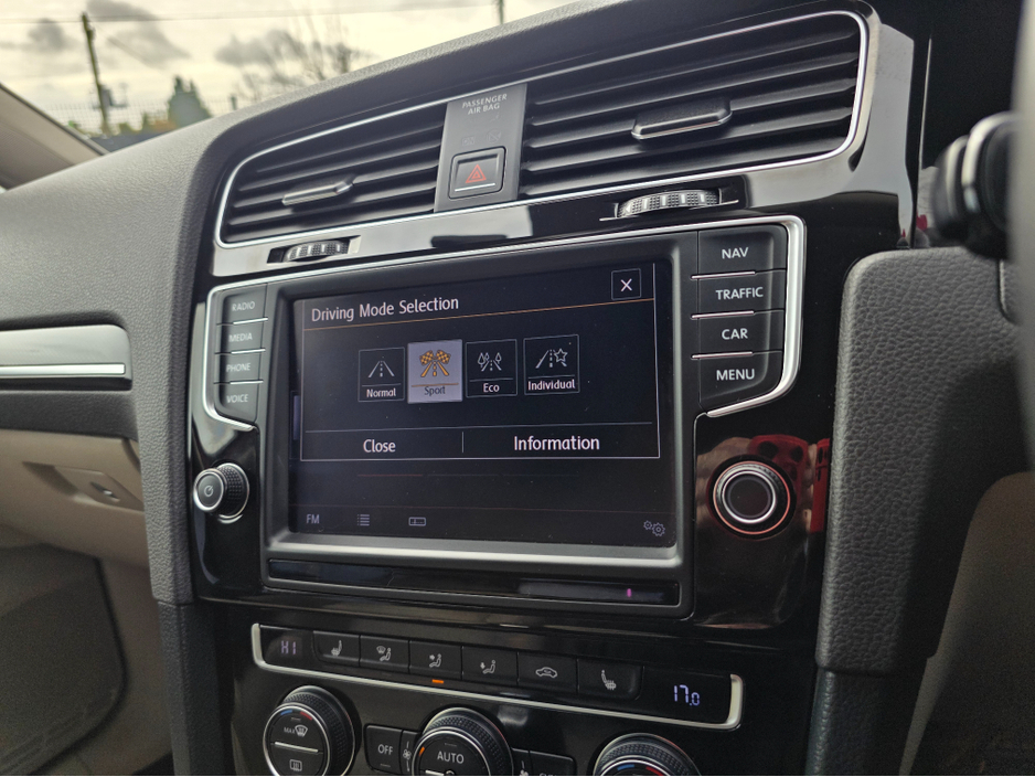 2015 Volkswagen Golf - image 18