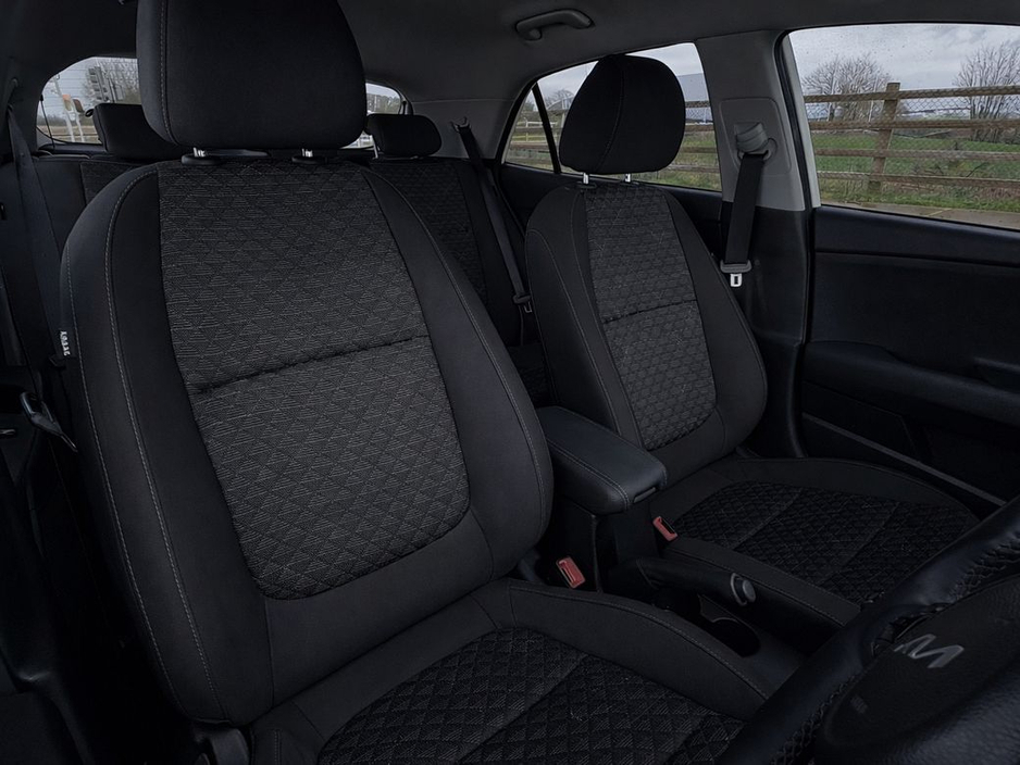 2023 Kia Rio - image 11