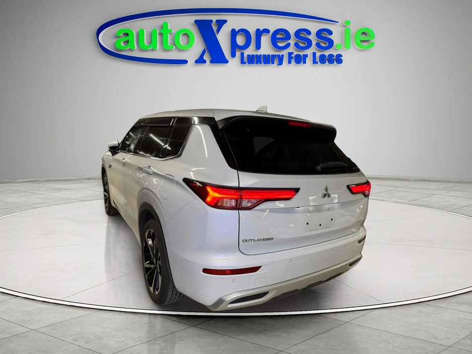 2023 Mitsubishi Outlander - image 5