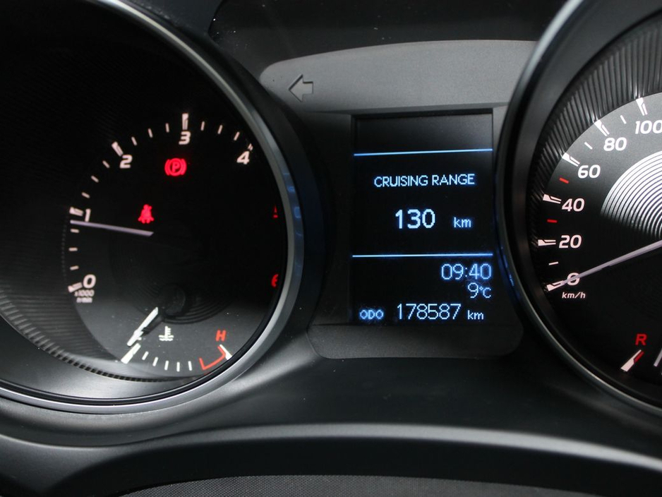 2016 Toyota Avensis - image 16