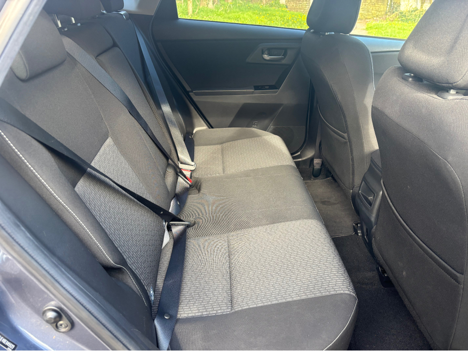 2014 Toyota Auris - image 16