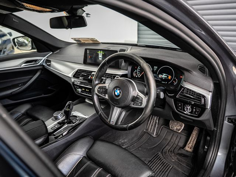 2019 BMW 5 Series - image 8
