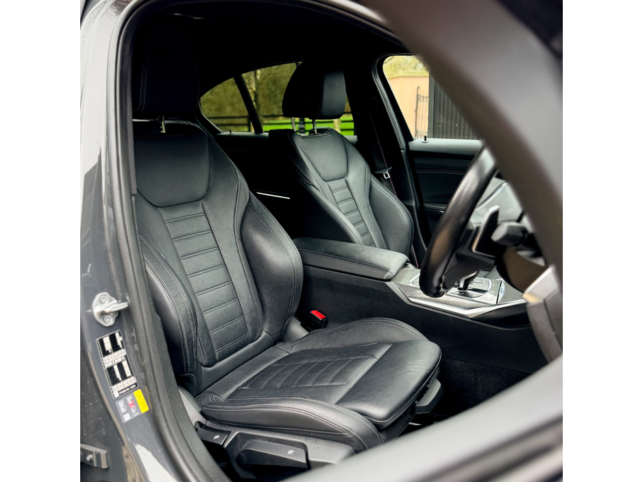 2022 BMW 3 Series - image 7