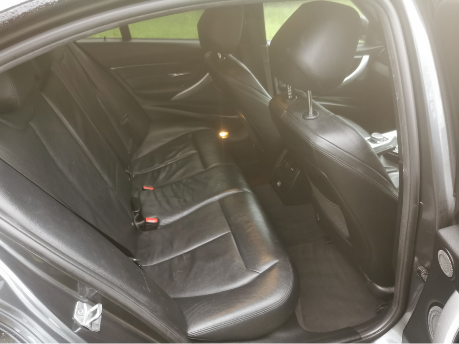 2017 BMW 3 Series - image 26