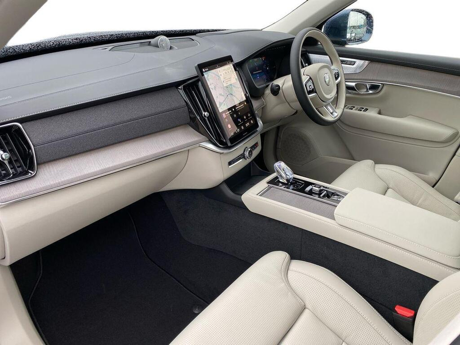 2025 Volvo XC90 - image 8