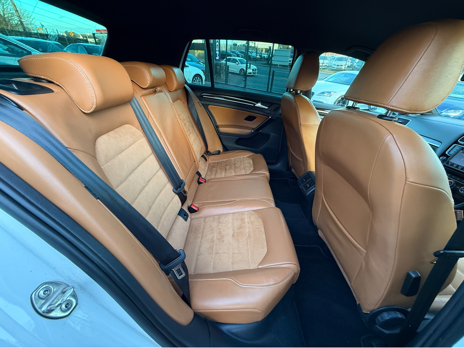 2015 Volkswagen Golf - image 23