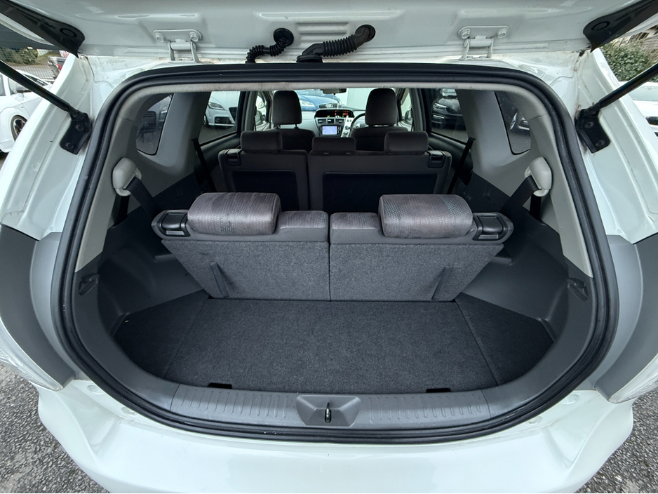 2014 Toyota Prius Alpha - image 7