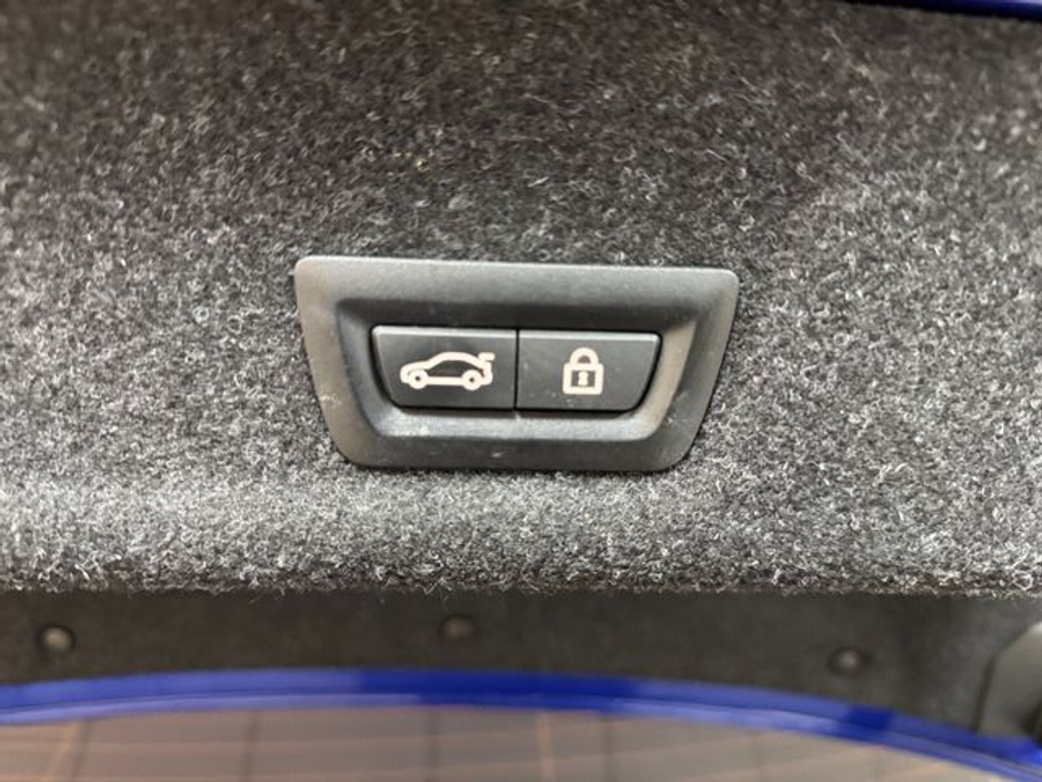 2019 BMW 3 Series - image 19