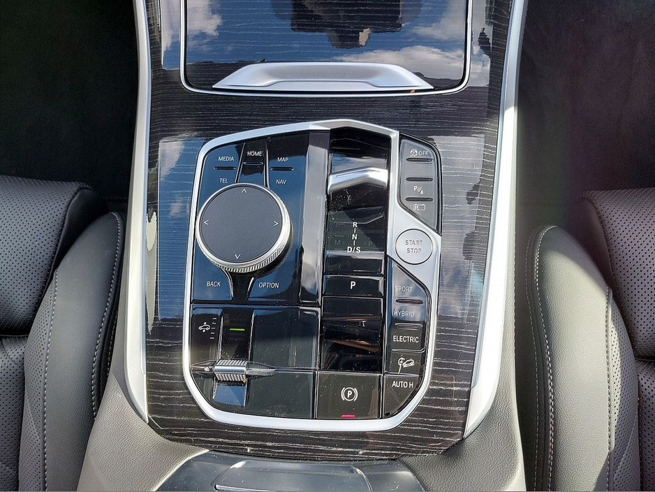 2025 BMW X5 - image 10