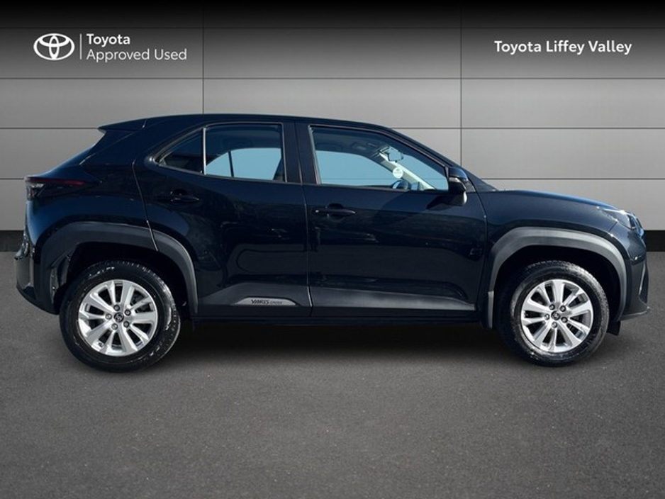 2023 Toyota Yaris Cross - image 3