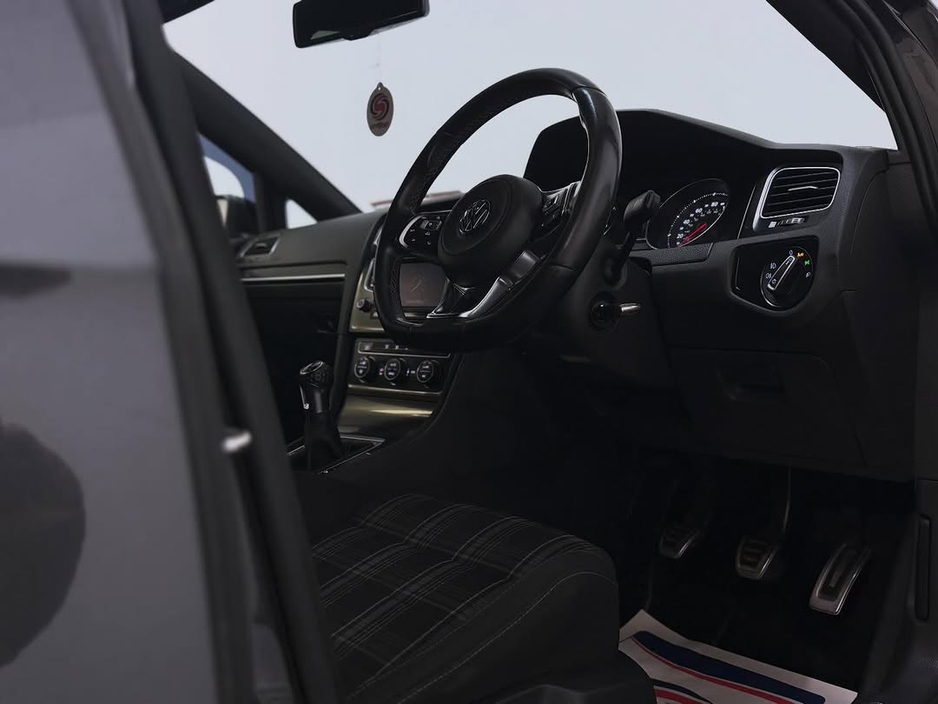 2015 Volkswagen Golf - image 10