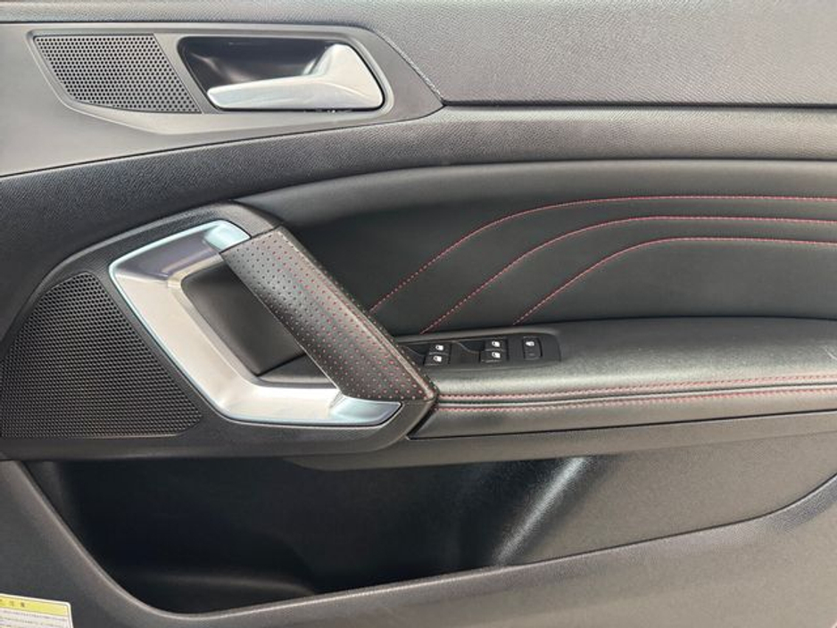 2020 Peugeot 308 - image 12