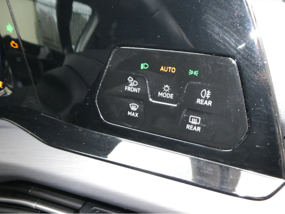 2022 Volkswagen Golf - image 32