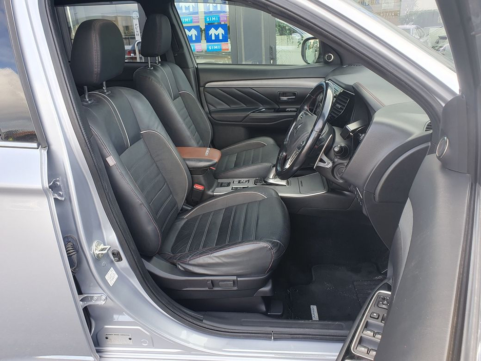 2017 Mitsubishi Outlander - image 8