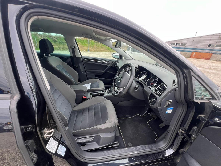 2017 Volkswagen Golf - image 2