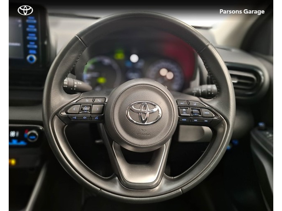2022 Toyota Yaris - image 9
