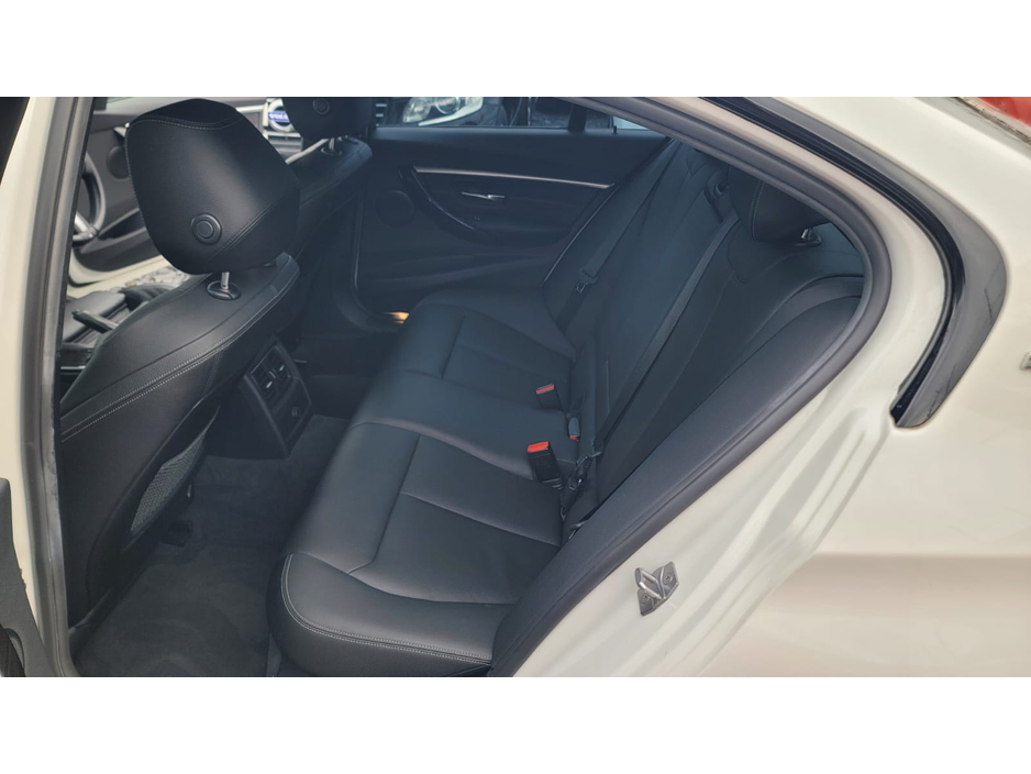 2016 BMW 3 Series - image 15