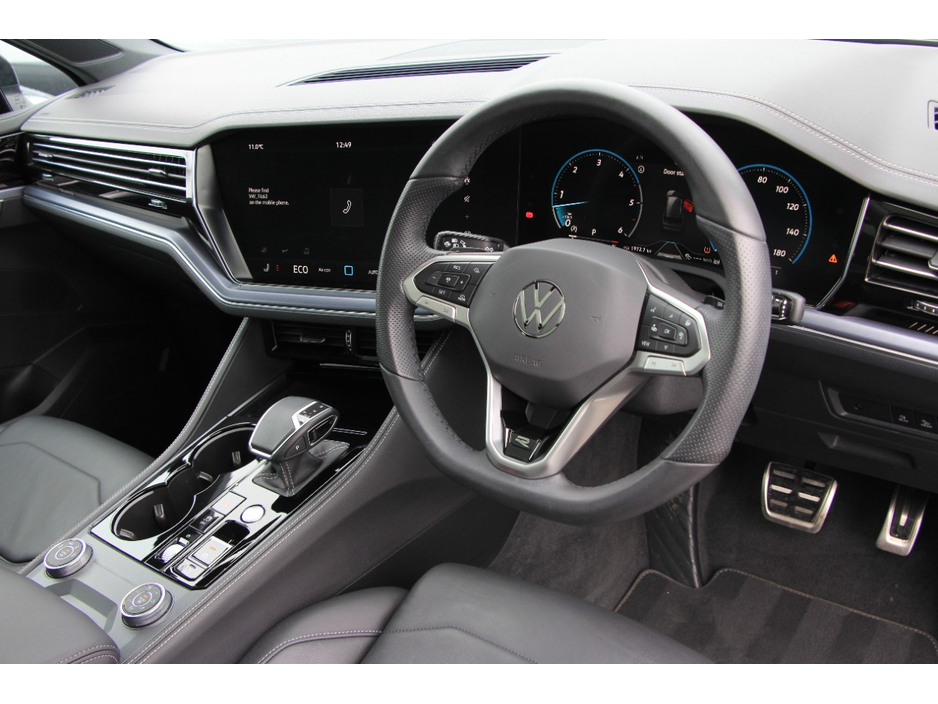 2025 Volkswagen Touareg - image 5