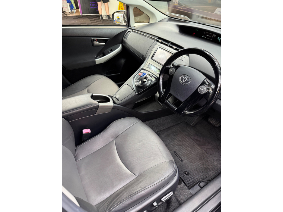 2012 Toyota Prius - image 9