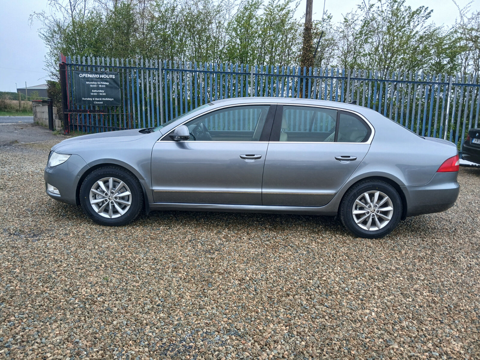 2013 Skoda Superb - image 5