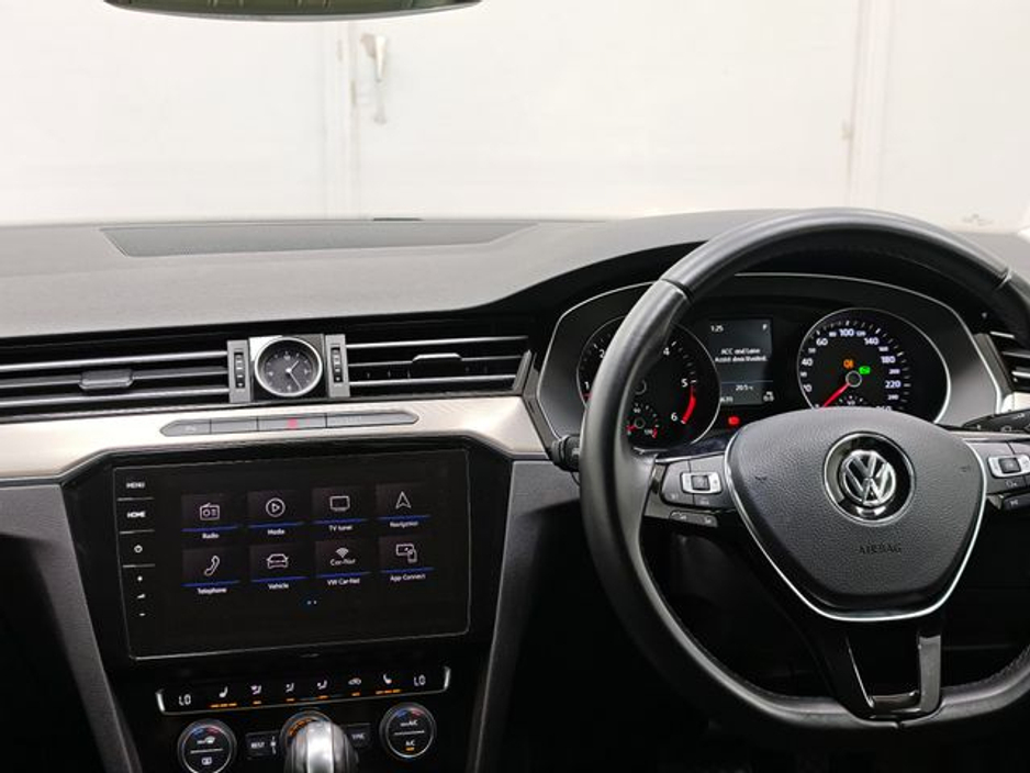 2018 Volkswagen Passat - image 12