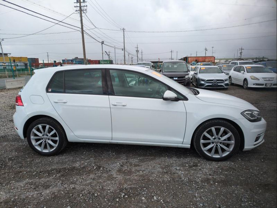 2019 Volkswagen Golf - image 4