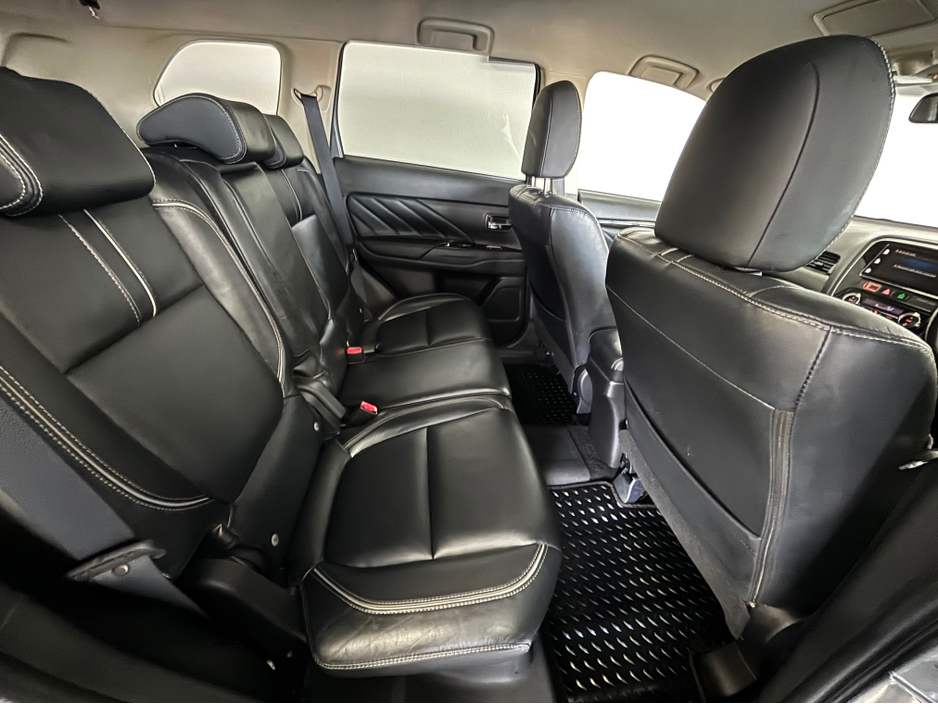 2018 Mitsubishi Outlander - image 11