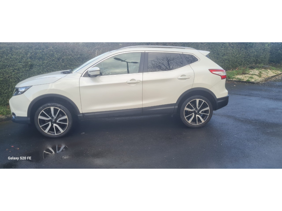 2015 Nissan Qashqai - image 2